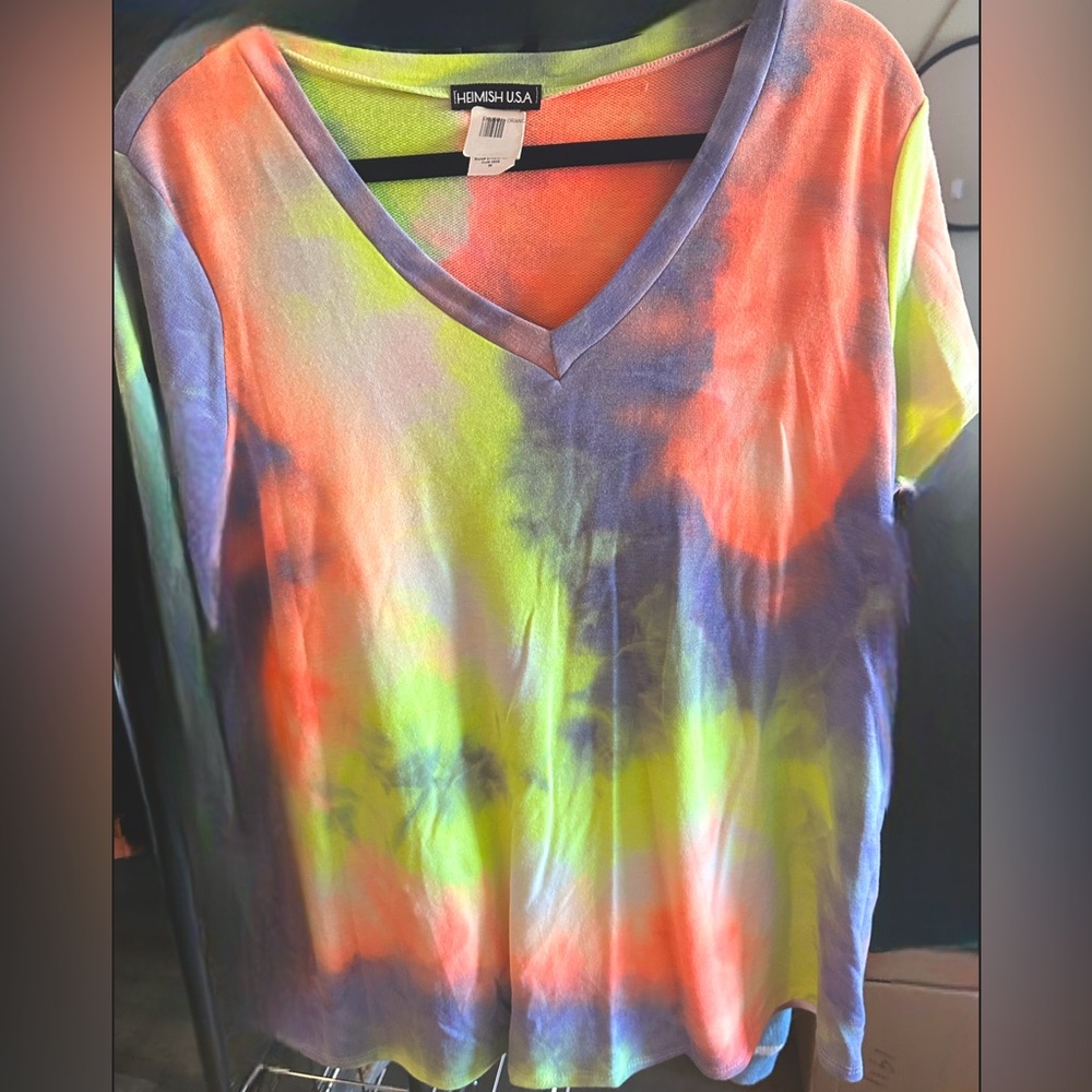 NWOT V NECK SHORT SLEEVE TYE DYE SHIRT @e